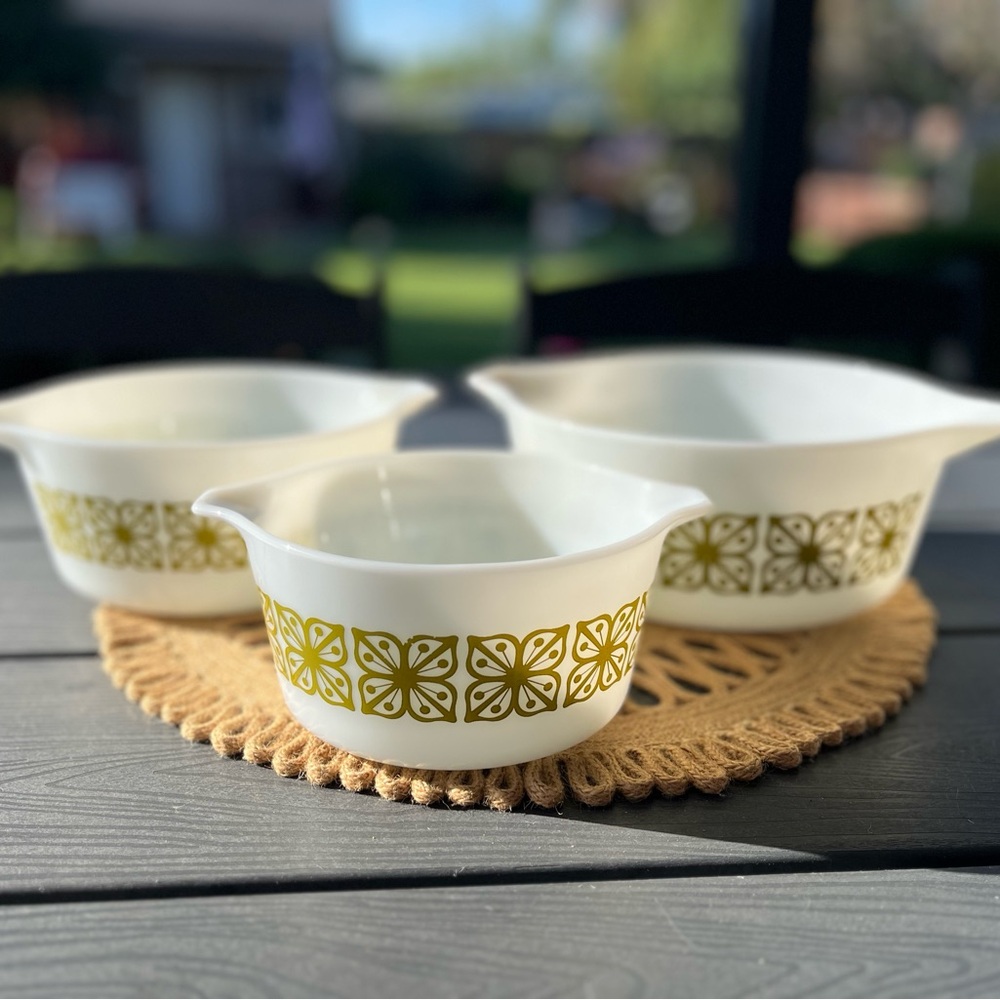Vintage PYREX verde flower square bowl trio with lids - Picture 2 of 3